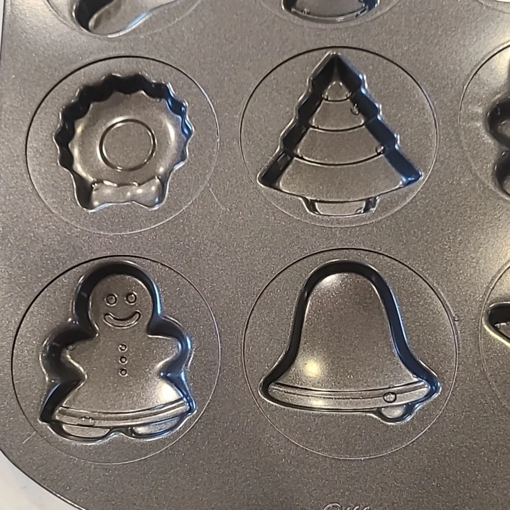Like New Wilton Christmas Shape Cupcake tin